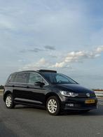 Volkswagen Touran 7P VOL DSG PANO 1.4 TSI 150PK 2016 Zwart, Auto's, 74 €/maand, 4 cilinders, 7 stoelen, Zwart
