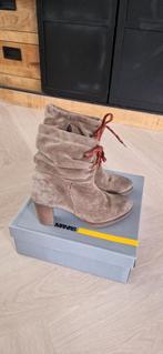 Manas Design, suède, halfhoge laarsjes met hak, Kleding | Dames, Schoenen, Lage of Enkellaarzen, Ophalen of Verzenden, Zo goed als nieuw