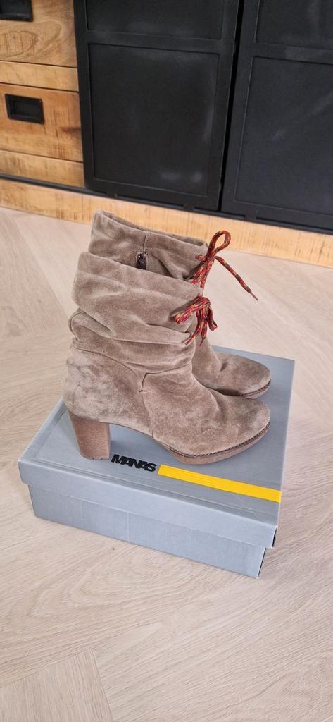 Manas Design, suède, halfhoge laarsjes met hak, Kleding | Dames, Schoenen, Zo goed als nieuw, Lage of Enkellaarzen, Ophalen of Verzenden