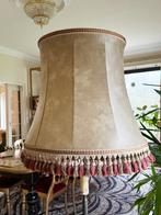 Grote lampenkap vintage franjes Hollywood Regency beige, Huis en Inrichting, Lampen | Lampenkappen, Zo goed als nieuw, 50 cm of meer