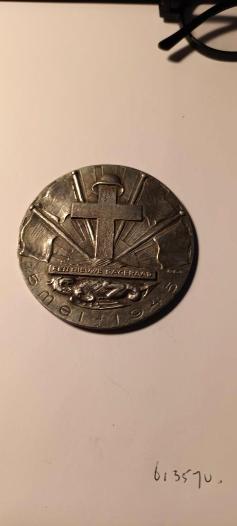 GEEN VOLK IS WAARLIJK VRIJ DAT DAGERAAD 1945 WO II., Postzegels en Munten, Penningen en Medailles, Overige materialen, Nederland