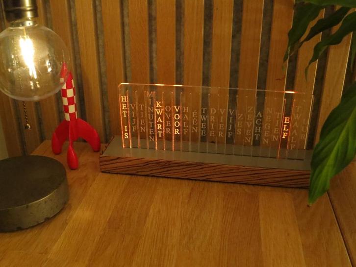 Tinytime woordklok nederlands, Huis en Inrichting, Woonaccessoires | Klokken, Nieuw, Overige typen, Analoog, Verzenden