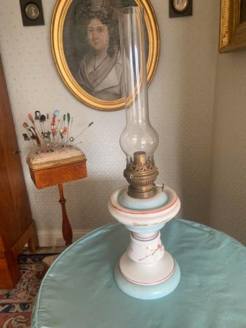 Opaline petroleum lamp beschikbaar voor biedingen