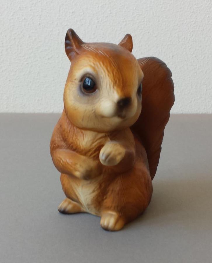 Beeldje Eekhoorn - porselein, Verzamelen, Beelden en Beeldjes, Zo goed als nieuw, Dier, Ophalen of Verzenden