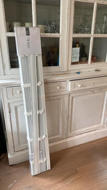 Nieuw in verpakking: prachtige witte jaloezieën in houtlook. beschikbaar voor biedingen