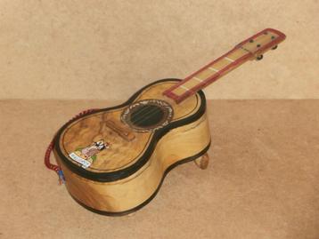 Houten speeldoos kistje gitaar Mallorca dansers Sankyo Japan beschikbaar voor biedingen