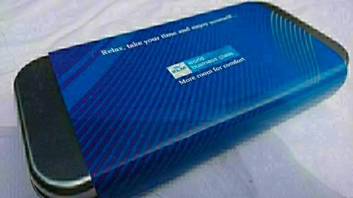 KLM world business class Amenity Kit blikje Somo NIEUW, Verzamelen, Luchtvaart en Vliegtuigspotten, Nieuw, Overige typen, Ophalen of Verzenden