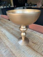 Goudkleurige glazen schaal op voet, Huis en Inrichting, Woonaccessoires | Schalen en Manden, Overige materialen, Gebruikt, Schaal