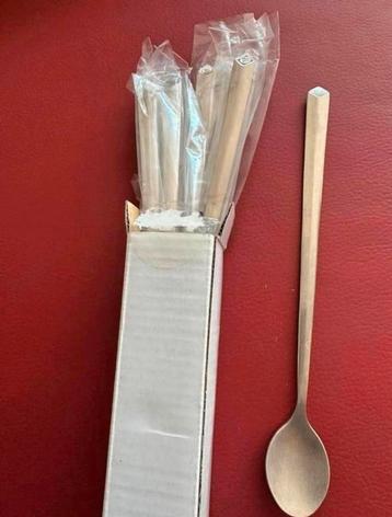 Lange dessertlepels beschikbaar voor biedingen