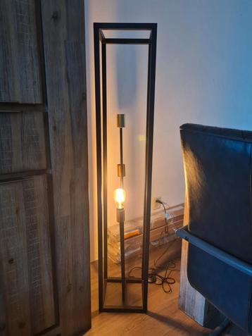 Moderne industriele zwarte vloerlamp beschikbaar voor biedingen