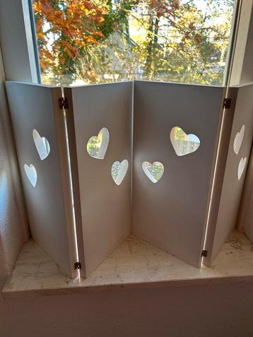 Luikjes met Hartjes - Decoratief Kamerscherm beschikbaar voor biedingen