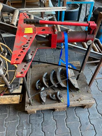 Buizenbuiger 16 ton met mallen beschikbaar voor biedingen