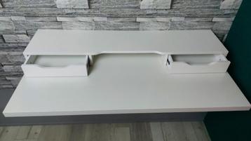 Wit wandbureau met opzetstuk en beugels beschikbaar voor biedingen
