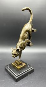 Bronzen kat die van de trap afloopt., Ophalen of Verzenden