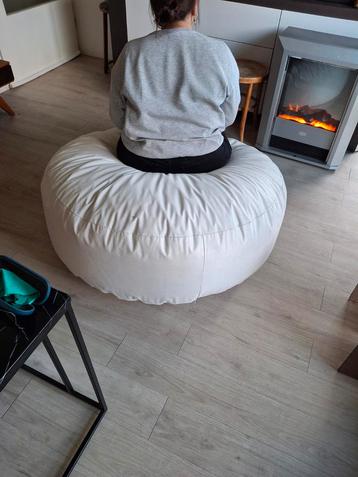 Witte leren poef - makkelijk schoon te maken! beschikbaar voor biedingen