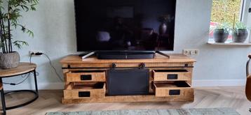 Industriële tv-kast van massief hout beschikbaar voor biedingen