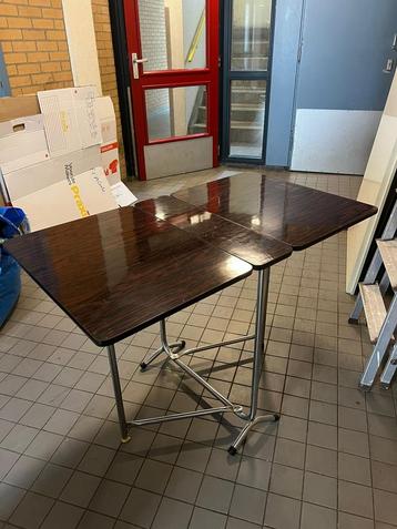 Vintage tafel bruin beschikbaar voor biedingen