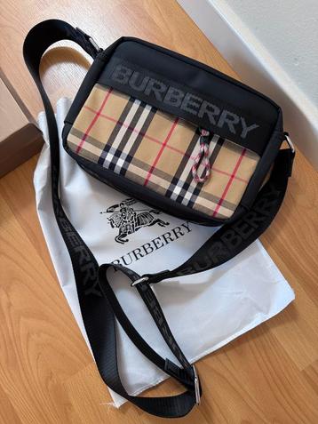 Burberry Side bag beschikbaar voor biedingen