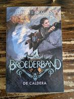 Broederband 7 – De Caldera, Ophalen of Verzenden, Gelezen, John Flanagan, Fictie