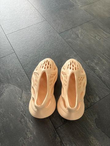 Yeezy Foam Maat 40 beschikbaar voor biedingen
