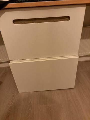 Bijjna GRATIS 2 ikea besta kasten, met deurtjes, lade etc