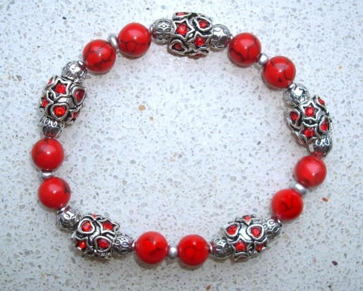 Armband van rood natuursteen met strassbedels, Sieraden, Tassen en Uiterlijk, Armbanden, Nieuw, Elastiek, Rood, Met bedels of kralen