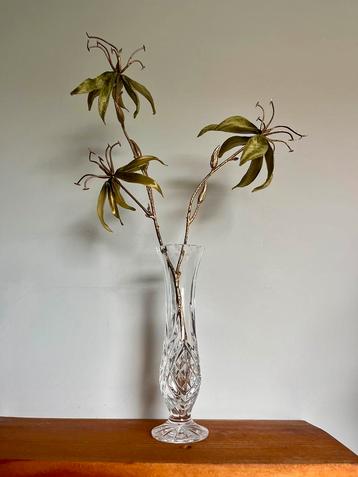 Chique kristal glas vaasje met mosgroen en goud kunstbloem beschikbaar voor biedingen