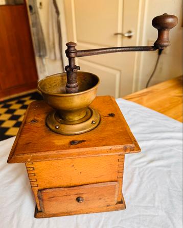 Vintage Koffie- en Kruidenmolen beschikbaar voor biedingen