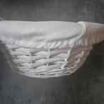 Witte rieten mand met stoffen voering, Huis en Inrichting, Woonaccessoires | Schalen en Manden, Gebruikt, Mand, Rond, Ophalen of Verzenden