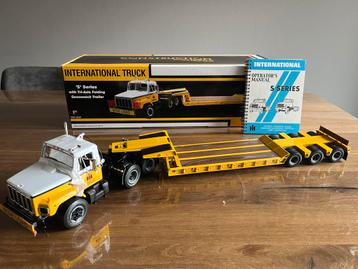 International vrachtwagen met dieplader First Gear 1/25 IHC beschikbaar voor biedingen