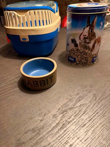 Konijnen mand met voerbak en bus beschikbaar voor biedingen