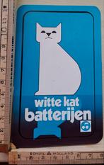 Vintage sticker Witte kat batterijen blauwe achtergrond, Ophalen of Verzenden, Zo goed als nieuw