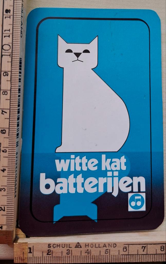 Vintage sticker Witte kat batterijen blauwe achtergrond, Verzamelen, Stickers, Zo goed als nieuw, Ophalen of Verzenden