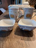Happy birthday 2 bekers 2 schaaltjes en een taartplateau, Ophalen of Verzenden, Zo goed als nieuw, Overige stijlen, Kop(pen) en/of Schotel(s)