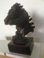 Bronzen paardenhoofden sculptuur, Ophalen