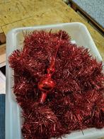 Doos met rode kerstversiering, Ophalen