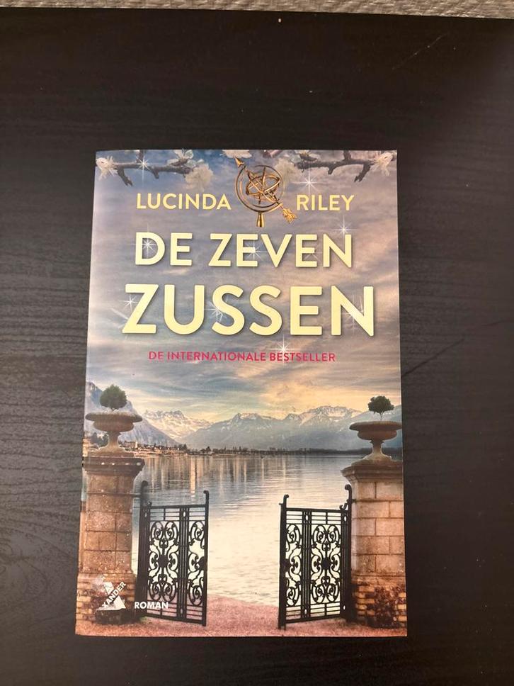 De Zeven Zussen - Lucinda Riley, Boeken, Romans, Zo goed als nieuw, Nederland, Ophalen of Verzenden