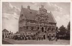 Klundert, Gezicht op het Stadhuis met veel mensen. 3878, Verzamelen, Ansichtkaarten | Nederland, Verzenden, 1920 tot 1940, Gelopen