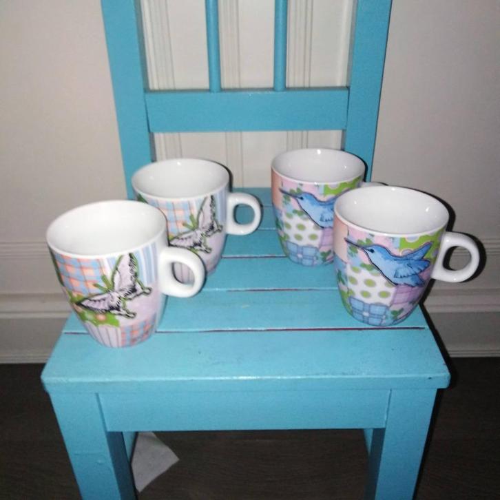 Mooie pastelkleurige mokken met vlinder en kolibrie Jennique, Huis en Inrichting, Keuken | Servies, Gebruikt, Kop(pen) en/of Schotel(s)