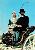 In Friese Klederdracht op de sjees - 3 ansichtkaarten, Verzenden, 1960 tot 1980, Ongelopen, Friesland