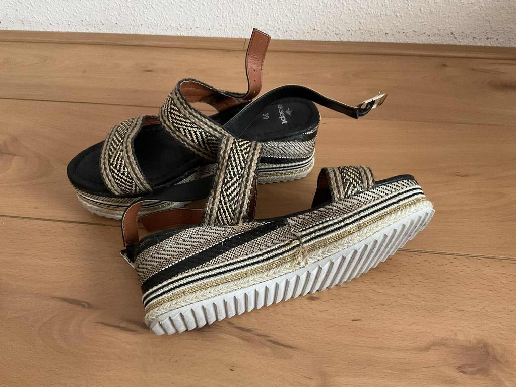 Sandaal sleehak zwart met goud maat 39, Kleding | Dames, Schoenen, Ophalen of Verzenden, Zo goed als nieuw, Zwart, Sandalen of Muiltjes