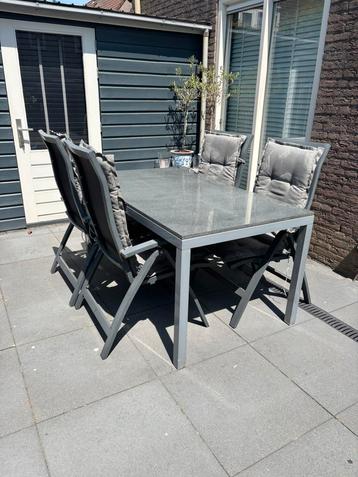 Mooie set tafel 1.60x90 met 4 stoelen beschikbaar voor biedingen