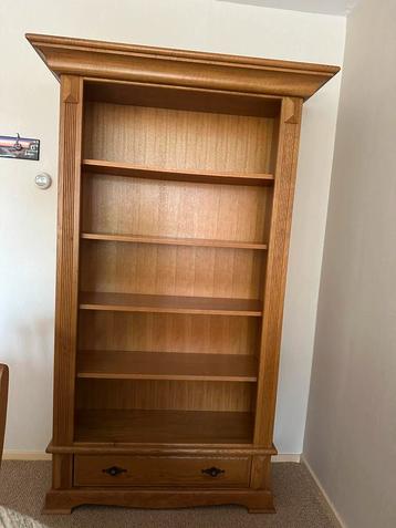 Boekenkast beschikbaar voor biedingen