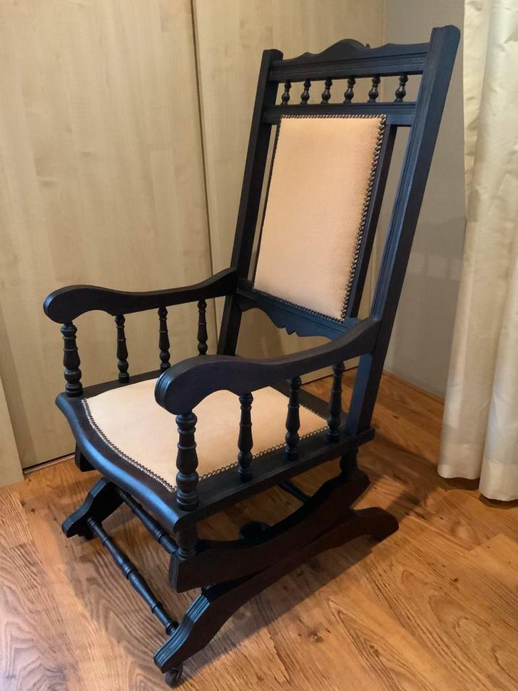 Schommelstoel op poten en wieltjes, Antiek en Kunst, Antiek | Meubels | Stoelen en Banken, Ophalen of Verzenden