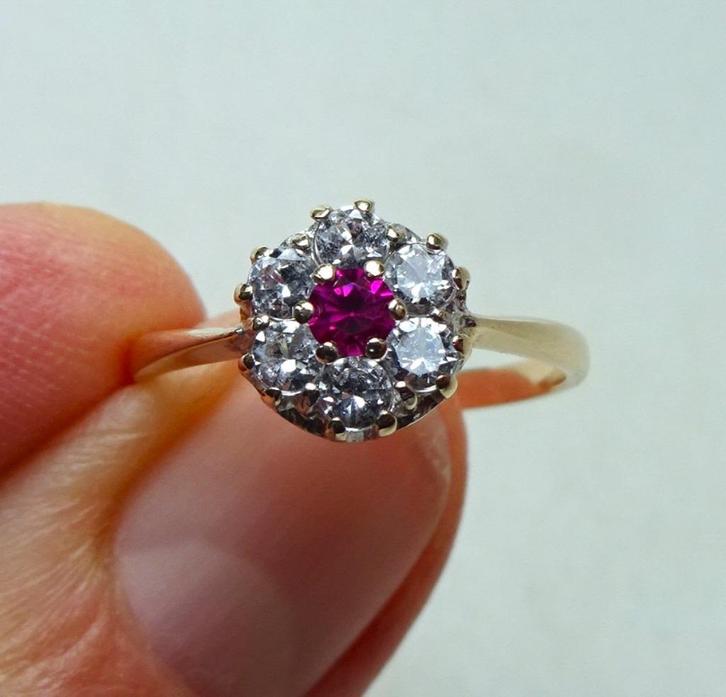 9 kt Gouden rozet ring: robijn + 6 x bergkristal. 1990, Sieraden, Tassen en Uiterlijk, Antieke sieraden, Ring, Goud, Met edelsteen