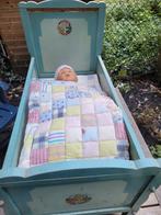 Frans antiek poppenbed met Baby Björn pop en lakens, Ophalen