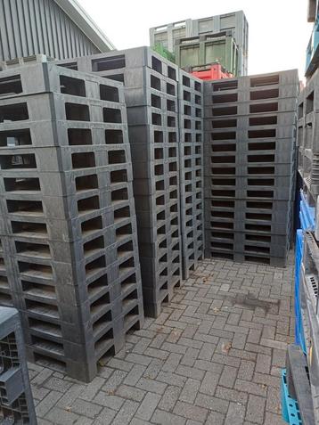 Zware kunststof pallets 80x120  beschikbaar voor biedingen