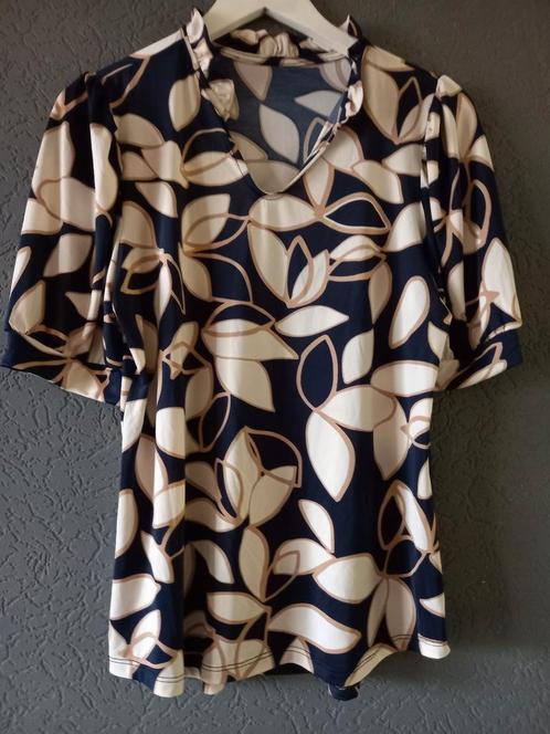 Shirt met bloemenprint - Maat M - ZGAN, Kleding | Dames, Tops, Zo goed als nieuw, Maat 38/40 (M), Beige, Korte mouw, Ophalen of Verzenden