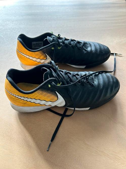 Nike Tiempo turf maat 45 zwart oranje, Kinderen en Baby's, Kinderkleding | Schoenen en Sokken, Zo goed als nieuw, Sportschoenen
