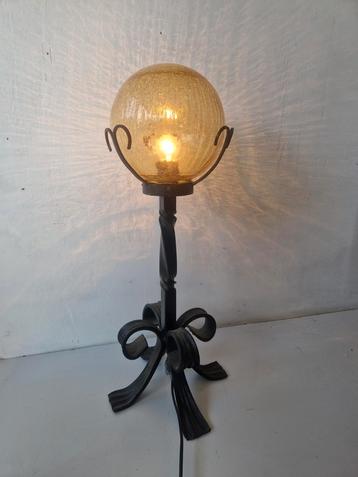 Vintage brutalist smeedijzeren lamp met amber kleurig glas beschikbaar voor biedingen